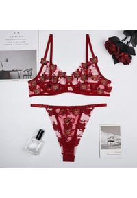 Intica - Komplet bielizny z haftem motyli na specjalne okazje Demi. Kolor: czerwony. Materiał: tkanina. Wzór: haft