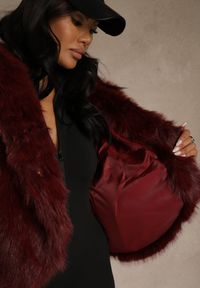 Renee - Bordowa Kurtka Futro z Nieodpinanym Kapturem Zetera. Okazja: na co dzień. Kolor: czerwony. Materiał: futro. Styl: casual, klasyczny #4