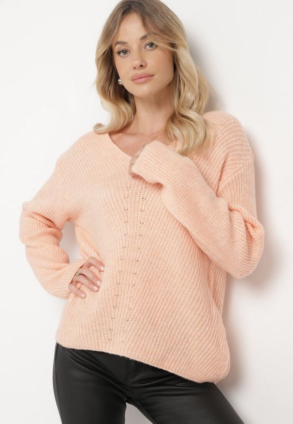 Born2be - Jasnoróżowy Klasyczny Sweter z Dekoltem w Serek Eloma. Okazja: na co dzień. Typ kołnierza: dekolt w serek. Kolor: różowy. Materiał: jeans. Styl: klasyczny
