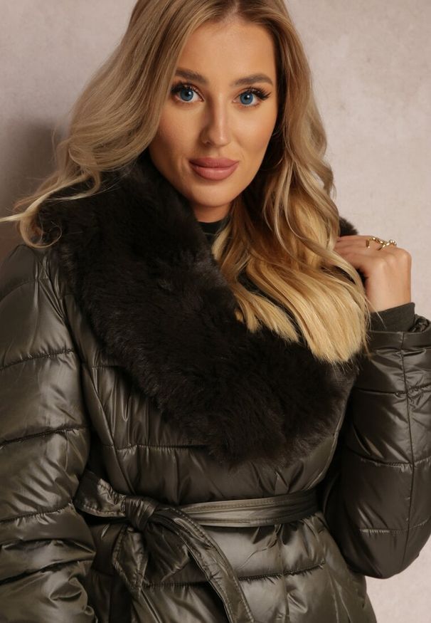 Renee - Ciemnozielona Pikowana Kurtka z Wiązanym Paskiem i Kołnierzem z Futerka Avrissa. Typ kołnierza: bez kaptura. Kolor: zielony. Materiał: futro