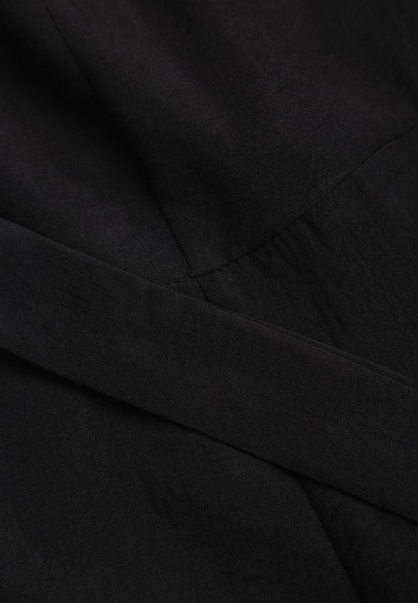 Renee - Czarny Kombinezon z Wiskozy z Szerokimi Nogawkami z Gumką w Pasie i Materiałowym Paskiem Acladia. Kolor: czarny. Materiał: wiskoza, materiał. Styl: elegancki, wizytowy