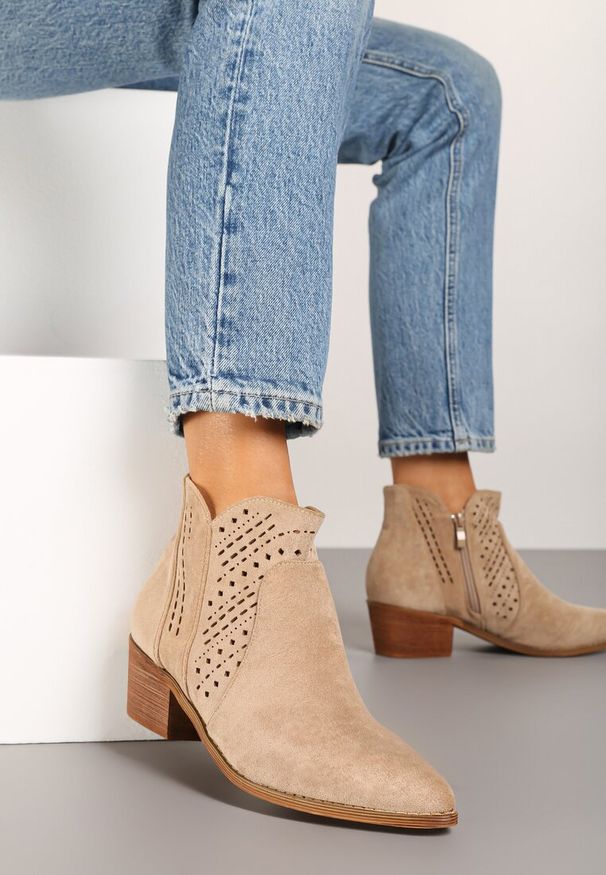 Renee - Beżowe Botki Kowbojki Vices na Słupku z Ażurową Cholewką Selahra. Okazja: na co dzień. Kolor: beżowy. Materiał: len, koronka, jeans. Szerokość cholewki: normalna. Wzór: ażurowy. Obcas: na słupku. Styl: casual. Wysokość obcasa: średni