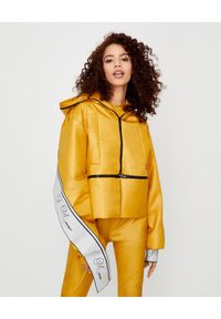 JOANNA MUZYK - Żółta kurtka z logo. Typ kołnierza: kaptur. Kolor: żółty. Materiał: tkanina. Styl: sportowy #1