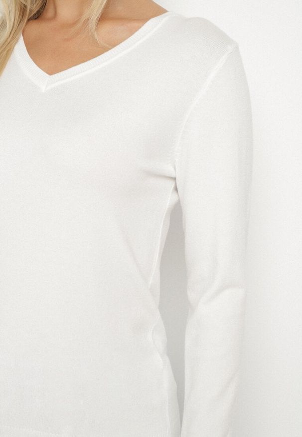 Born2be - Biały Sweter z Wiskozą i Dekoltem w Serek Olisela. Okazja: na co dzień. Typ kołnierza: dekolt w serek. Kolor: biały. Materiał: wiskoza. Styl: casual, elegancki