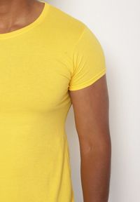 Born2be - Żółty Klasyczny T-shirt z Bawełny Fodena. Okazja: na co dzień. Kolor: żółty. Materiał: bawełna. Styl: klasyczny #5