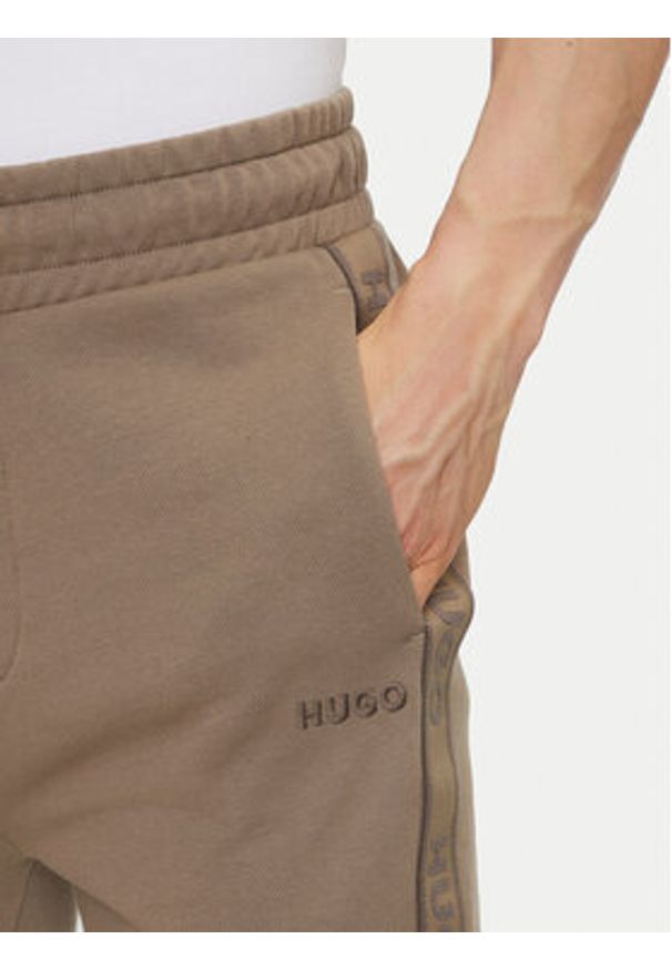 Hugo - HUGO Szorty sportowe Liam 50540936 Beżowy Regular Fit. Kolor: beżowy. Materiał: bawełna. Styl: sportowy