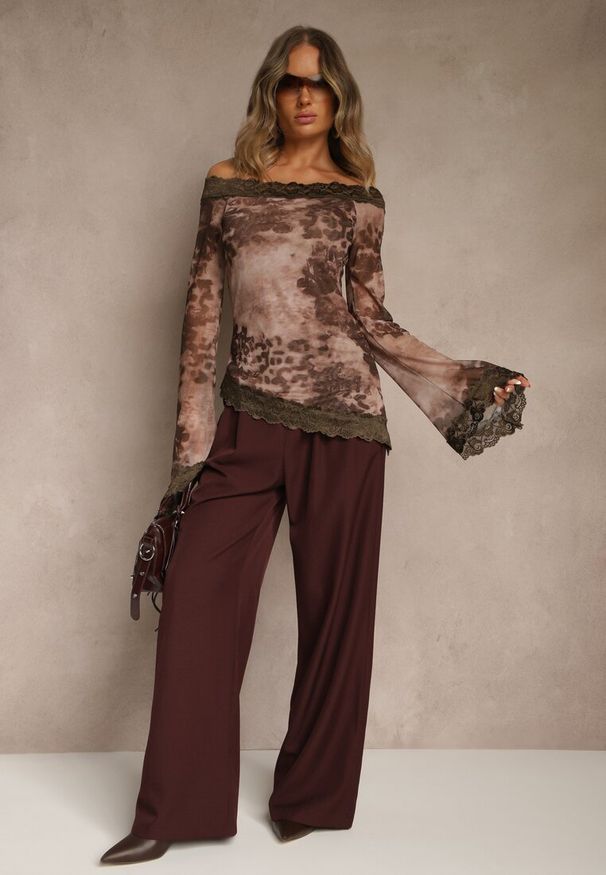 Renee - Brązowa Bluzka Siateczkowa Typu Hiszpanka z Bawełną i Wiskozą z Koronką Nurriva. Okazja: na co dzień. Typ kołnierza: dekolt hiszpanka. Kolor: brązowy. Materiał: koronka, bawełna, wiskoza. Wzór: koronka. Styl: casual