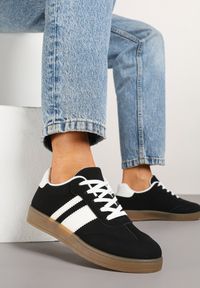 Renee - Czarne Sneakersy Typu Tenisówki Ozdobione Paskami Amolana. Okazja: na co dzień. Zapięcie: pasek. Kolor: czarny. Materiał: jeans. Wzór: aplikacja