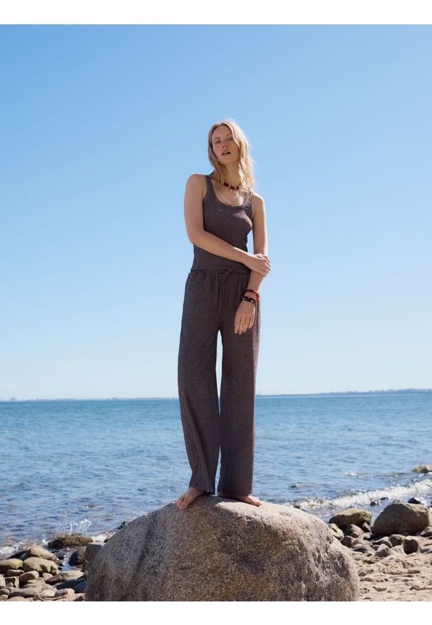 Reserved - Strukturalne spodnie - ciemnoszary. Kolor: szary. Materiał: dzianina