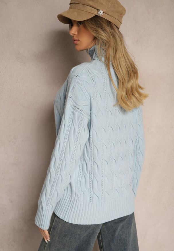 Renee - Jasnoniebieski Golf z Imitacją Splotu ze Ściągaczami Giovarella. Okazja: na spotkanie biznesowe. Typ kołnierza: golf. Kolor: niebieski. Materiał: jeans. Długość rękawa: długi rękaw. Długość: długie. Wzór: ze splotem. Styl: elegancki, biznesowy