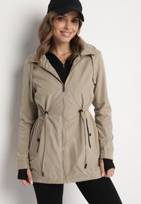 Born2be - Ciemnobeżowa Kurtka Parka ze Sznurkiem w Talii i Kapturem Teridi. Okazja: na co dzień, na spacer. Kolor: beżowy. Materiał: jeans. Długość rękawa: długi rękaw. Długość: długie. Styl: casual #4