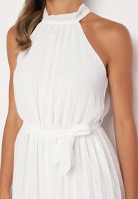 Born2be - Biały Taliowany Kombinezon z Dekoltem Typu Halter z Gumką w Pasie i Materiałowym Paskiem Xolefia. Okazja: na imprezę, na co dzień. Kolor: biały. Materiał: materiał. Styl: elegancki, casual #3