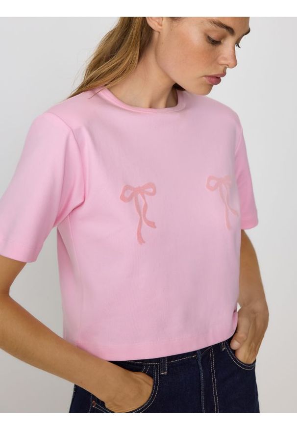 Reserved - T-shirt z poduszkami na ramionach - różowy. Kolor: różowy. Materiał: bawełna. Długość: krótkie