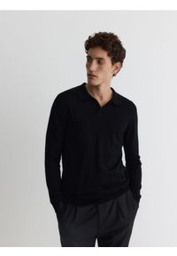 Reserved - Longsleeve polo z wełny merino - czarny. Typ kołnierza: polo. Kolor: czarny. Materiał: wełna. Długość rękawa: długi rękaw #1