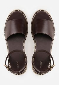 Renee - Ciemnobrązowe Sandały VICES na Plecionej Platformie z Zapięciem na Pasek z Klamrą Evimoni. Zapięcie: klamry. Kolor: brązowy. Materiał: len. Obcas: na platformie #7