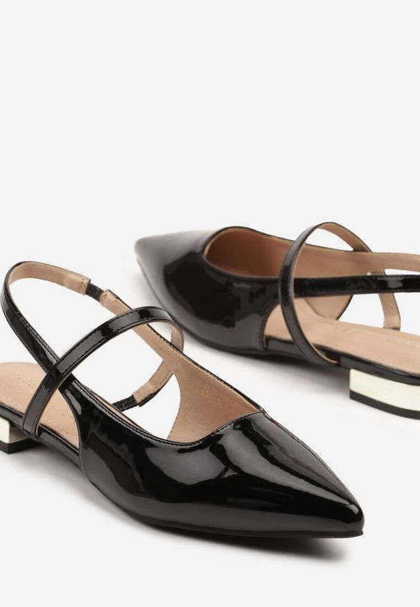 Renee - Czarne Sandały Vices Typu Slingback ze Skórzaną Wkładką i Metaliczną Ozdobą Milozi. Okazja: na co dzień. Zapięcie: sprzączka. Kolor: czarny. Materiał: skóra. Wzór: aplikacja. Sezon: lato. Styl: klasyczny, casual, elegancki