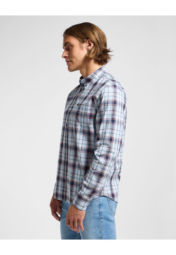 Lee - LEE MĘSKA KOSZULA LEE LEE BUTTON DOWN AURORA SEPIA PLAID 112363687. Okazja: na co dzień. Typ kołnierza: button down. Kolor: brązowy. Materiał: bawełna. Długość: długie. Wzór: kratka. Styl: klasyczny, casual