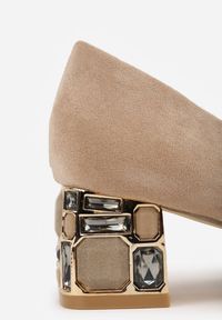 Renee - Ciemnobeżowe Czółenka Vices z Wkładką ze Skóry Naturalnej na Ozdobnym Słupku Nailise. Okazja: na co dzień, na imprezę. Kolor: beżowy. Materiał: skóra. Obcas: na słupku. Styl: casual, elegancki. Wysokość obcasa: średni #10