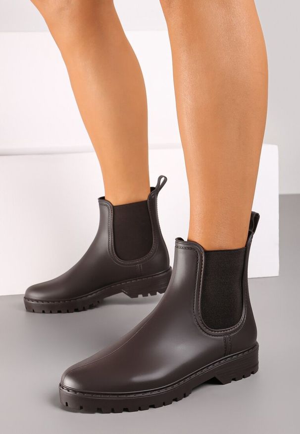 Born2be - Brązowe Płaskie Kalosze w Stylu Sztybletów Irinelle. Okazja: na co dzień. Kolor: brązowy. Materiał: jeans, skóra. Styl: elegancki, klasyczny, casual