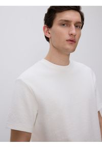 Reserved - Strukturalny t-shirt comfort fit - złamana biel. Materiał: bawełna, dzianina