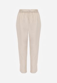 Born2be - Beżowe Spodnie Typu Cygaretki z Wysokim Stanem Paskiem i Klamrą Półksiężycem Vikirae. Okazja: na spotkanie biznesowe, do pracy. Stan: podwyższony. Kolor: beżowy. Styl: biznesowy, elegancki, klasyczny #7