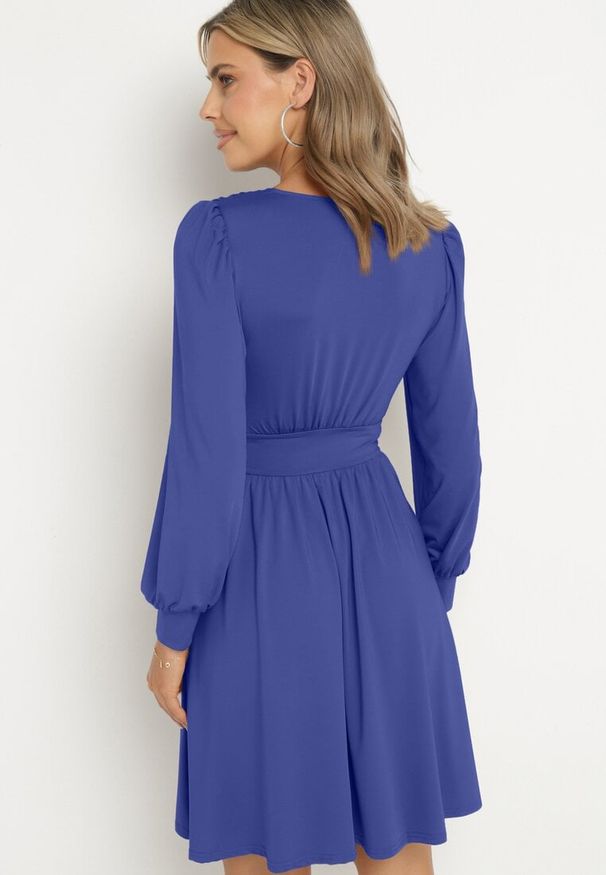 Born2be - Niebieska Rozkloszowana Sukienka z Wiskozą Selithiel. Okazja: na ślub cywilny, na wesele, na imprezę. Typ kołnierza: dekolt w serek. Kolor: niebieski. Materiał: wiskoza. Styl: elegancki