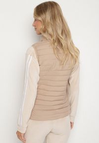 Born2be - Ciemnobeżowa Pikowana Kamizelka ze Stójką i Zasuwanymi Kieszeniami Lorenith. Typ kołnierza: kołnierzyk stójkowy. Kolor: beżowy. Materiał: jeans. Styl: elegancki #5