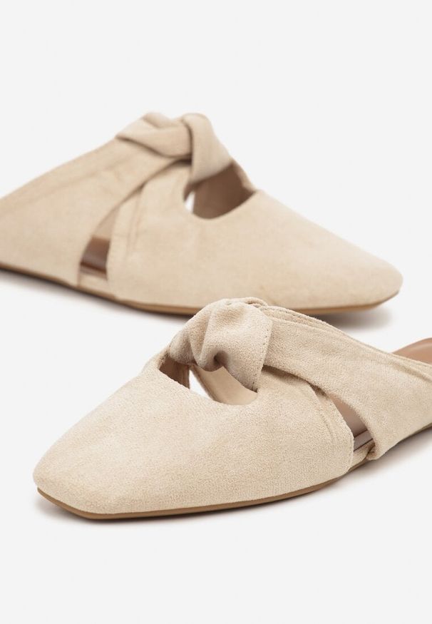 Born2be - Beżowe Klapki Mule Vices Zdobione Supłem Lavisse. Okazja: na co dzień, na spotkanie biznesowe, do pracy. Kolor: beżowy. Materiał: jeans. Wzór: aplikacja. Obcas: na płaskiej podeszwie. Styl: biznesowy, klasyczny, elegancki, casual