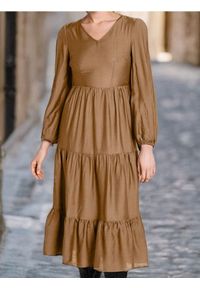 Sinsay - Sukienka midi z efektem stopniowania - brązowy. Kolor: brązowy. Długość rękawa: długi rękaw. Długość: midi #1