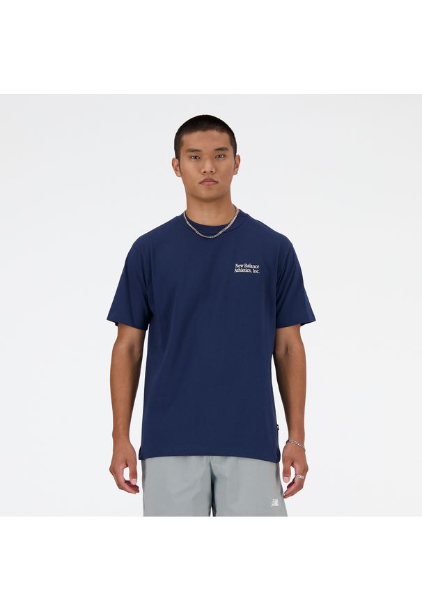 Koszulka męska New Balance MT41588NNY – granatowa. Kolor: niebieski. Materiał: bawełna, dresówka. Długość rękawa: krótki rękaw. Długość: krótkie. Wzór: nadruk, napisy