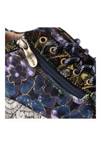 Granatowe Sneakersy Laura Vita Modne Obuwie Damskie. Okazja: na co dzień. Zapięcie: sznurówki. Kolor: niebieski. Materiał: jeans. Wzór: kwiaty, nadruk, aplikacja. Styl: boho, casual, klasyczny #5
