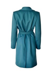SANDRA STACHURA - Niebieski płaszcz z wełny dziewiczej. Kolor: niebieski. Materiał: wełna. Wzór: aplikacja