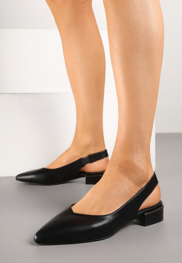 Renee - Czarne Sandały Skórzane Typu Slingback Zariven. Okazja: na co dzień. Kolor: czarny. Materiał: skóra. Wzór: kwiaty. Sezon: lato. Styl: casual, elegancki