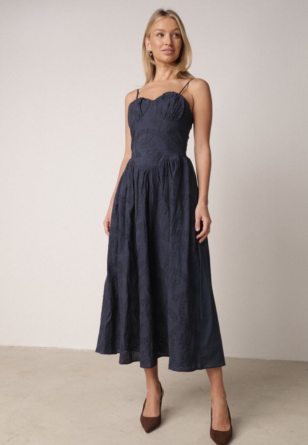 Born2be - Granatowa Bawełniana Sukienka o Rozkloszowanym Kroju na Ramiączka z Haftem Rhethiphe. Okazja: na spacer, na co dzień. Typ kołnierza: dekolt gorset. Kolor: niebieski. Wzór: haft. Typ sukienki: rozkloszowane, proste, gorsetowe. Materiał: bawełna. Długość rękawa: na ramiączkach. Sezon: wiosna, lato. Styl: casual, elegancki, klasyczny