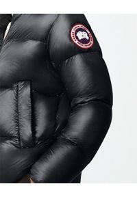 CANADA GOOSE - Czarna kurtka puchowa Crofton. Kolor: czarny. Materiał: puch. Długość rękawa: długi rękaw. Długość: długie. Wzór: aplikacja. Styl: klasyczny