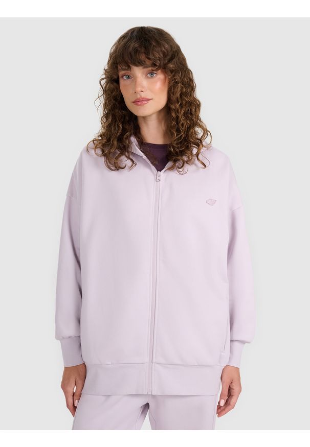 4f - 4F Bluza dresowa rozpinana z kapturem damska - fioletowa M. Okazja: na co dzień. Typ kołnierza: kaptur. Kolor: fioletowy. Materiał: dresówka. Wzór: gładki, ze splotem. Styl: casual, klasyczny, sportowy