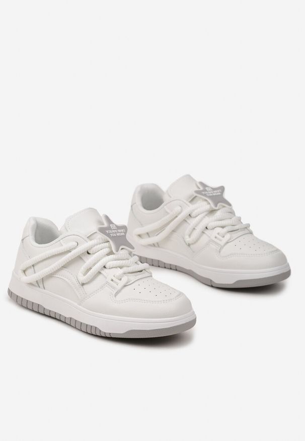 Renee - Białe Sneakersy z Grubymi Sznurowadłami i Naszywką w Kształcie Gwiazdki Alesine. Okazja: na co dzień. Kolor: biały. Wzór: aplikacja