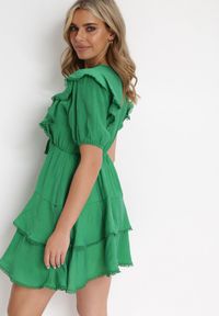 Born2be - Zielona Rozkloszowana Sukienka Mini z Gumką w Talii i Koronkowymi Wstawkami Kiva. Typ kołnierza: kołnierz z falbankami. Kolor: zielony. Materiał: koronka. Długość rękawa: krótki rękaw. Sezon: wiosna, lato. Długość: mini #4