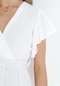 Born2be - Biała Sukienka z Kopertowym Dekoltem i Paskiem Sizue. Kolor: biały. Typ sukienki: kopertowe #2