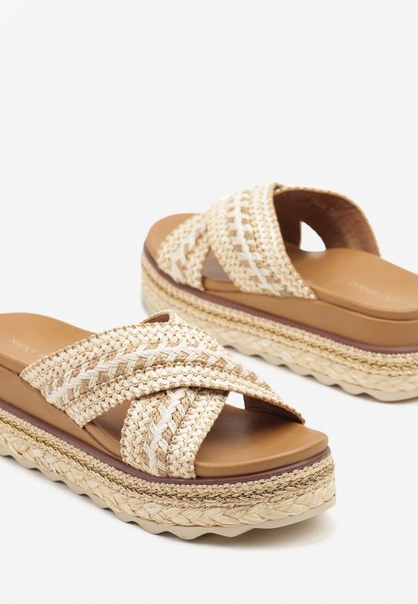 Renee - Beżowe Klapki z Plecionki na Grubej Podeszwie w Stylu Boho Nimisse. Okazja: na co dzień. Nosek buta: otwarty. Kolor: beżowy. Materiał: koronka, materiał. Wzór: paski, ażurowy, koronka. Sezon: lato. Obcas: na koturnie. Styl: boho