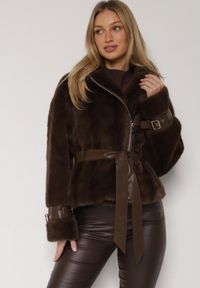 Born2be - Brązowa Futrzana Kurtka z Paskiem z Imitacji Skóry i Ozdobnymi Sprzączkami Oryss. Okazja: na co dzień. Kolor: brązowy. Materiał: skóra, futro. Styl: casual #6