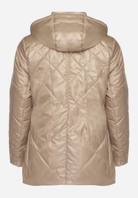 Born2be - Beżowa Kurtka z Odpinanym Kapturem i Ozdobnym Pikowaniem Xalseli. Okazja: na spacer, na co dzień. Kolekcja: plus size. Kolor: beżowy. Materiał: jeans. Styl: klasyczny, casual, elegancki #2