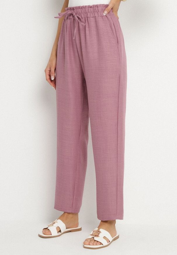 Born2be - Jasnofioletowe Spodnie z Wysokim Stanem i Gumką w Talii Savisse. Okazja: na co dzień. Stan: podwyższony. Kolor: fioletowy. Styl: casual, elegancki