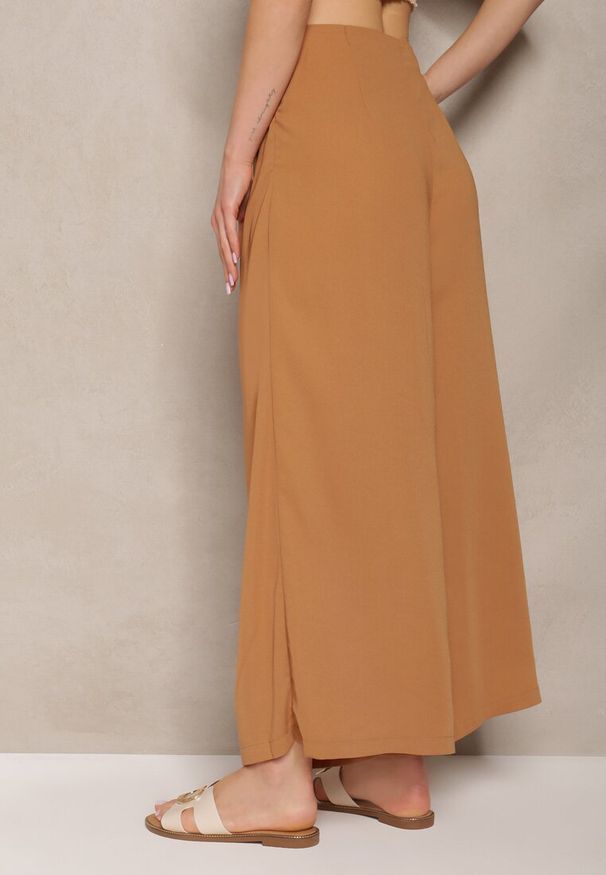 Renee - Jasnobrązowe Szerokie Spodnie High Waist Lataria. Okazja: na spotkanie biznesowe, do pracy. Stan: podwyższony. Kolor: brązowy. Wzór: kolorowy. Styl: elegancki, biznesowy