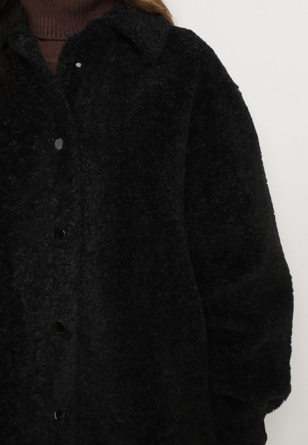 Born2be - Czarna Kurtka o Koszulowym Kroju z Futerkowym Wykończeniem Venelita. Okazja: na co dzień. Kolor: czarny. Materiał: jeans. Styl: elegancki, casual, klasyczny