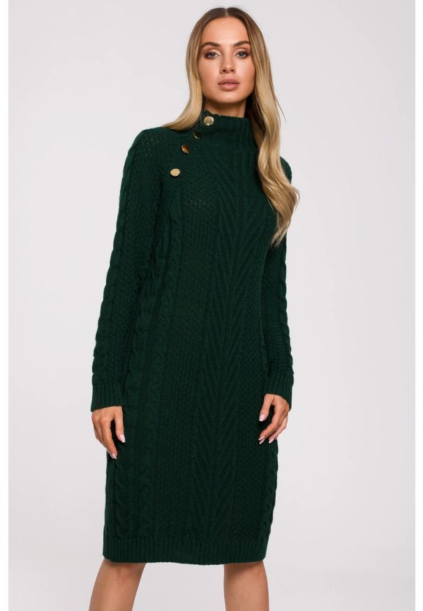MOE - Sukienka sweterkowa z golfem i guzikami zielona. Typ kołnierza: golf. Kolor: zielony. Materiał: dzianina, poliamid, akryl. Sezon: zima, jesień