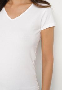 Born2be - Biały T-shirt z Bawełny o Prostym Kroju z Dekoltem w Serek Fevireena. Okazja: na co dzień. Typ kołnierza: dekolt w serek. Kolor: biały. Materiał: bawełna. Styl: elegancki, casual #6