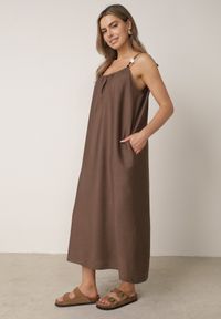 Born2be - Ciemnobrązowa Pudełkowa Sukienka Boho z Wiskozy na Ramiączkach z Ozdobnymi Koralikami Erane. Okazja: na co dzień. Kolekcja: plus size. Kolor: brązowy. Materiał: wiskoza. Długość rękawa: na ramiączkach. Typ sukienki: proste, dla puszystych. Styl: boho #8