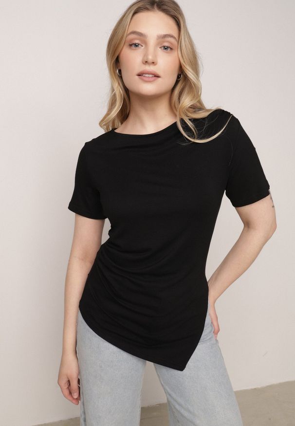 Born2be - Czarna Wiskozowa Bluzka Marszczona o Asymetrycznym Kroju z Krótkim Rękawem Menirephis. Okazja: na co dzień. Typ kołnierza: dekolt w łódkę. Kolor: czarny. Długość: krótkie. Wzór: gładki. Materiał: wiskoza. Długość rękawa: krótki rękaw. Sezon: lato. Styl: casual, klasyczny