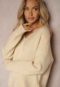 Renee - Beżowy Sweter z Dekoltem w V z Domieszką Kaszmiru Nelilae. Okazja: do pracy, na co dzień. Kolor: beżowy. Materiał: kaszmir. Długość rękawa: długi rękaw. Długość: długie. Styl: casual, elegancki #5